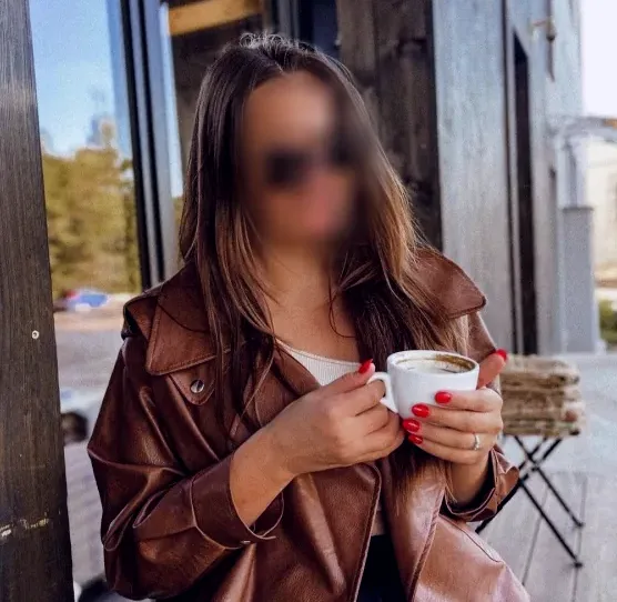 Büsra, 27